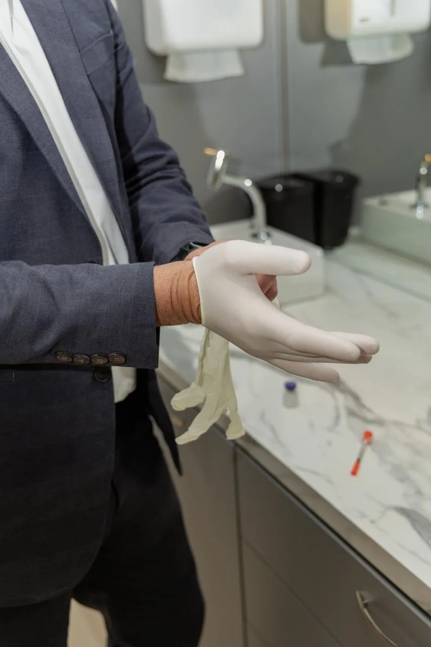 Dr. Newton de Morais, cirurgião-dentista em Curitiba, durante atendimento clínico no consultório do Batel