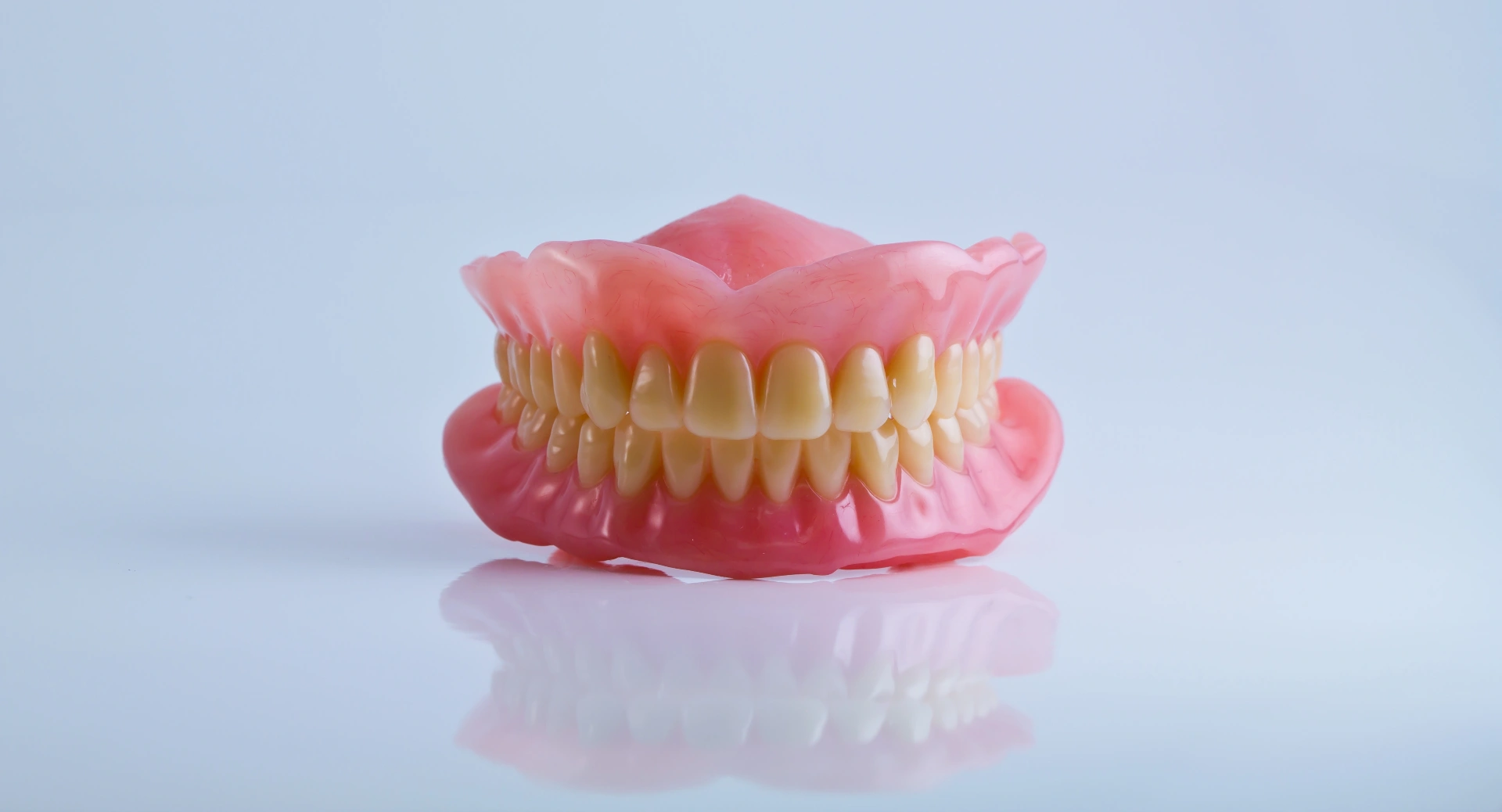 Paciente recebendo tratamento de canal (endodontia) com anestesia moderna e isolamento absoluto, sem dor