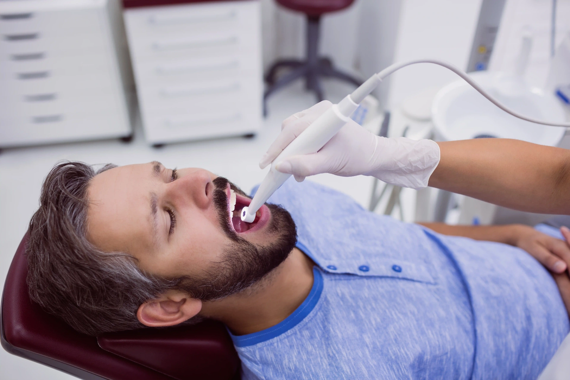 Dr. Newton de Morais realizando procedimento endodôntico com instrumental moderno em Curitiba