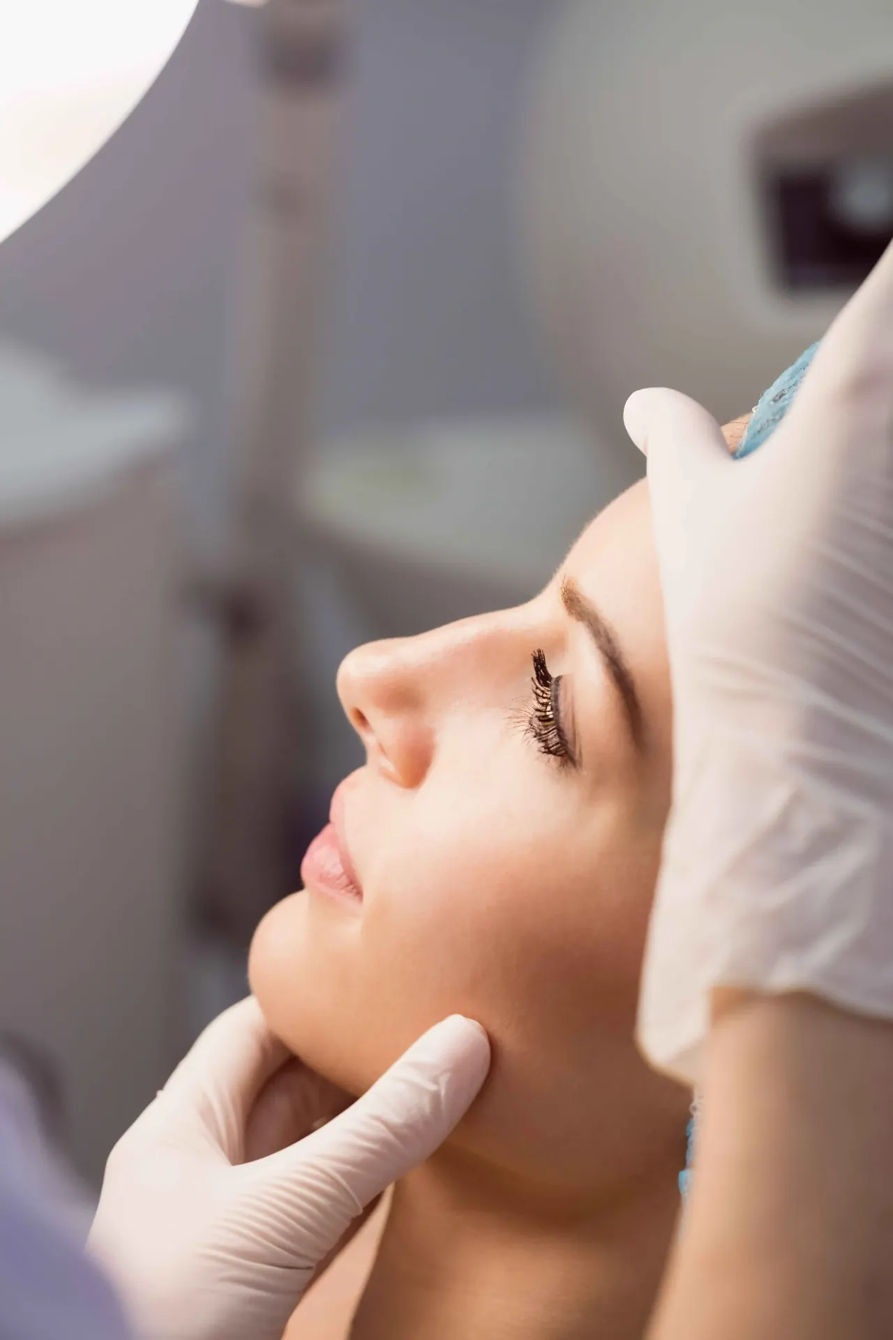 Dr. Newton de Morais, cirurgião-dentista habilitado em estética facial, no consultório do Batel em Curitiba, toxina botulínica e preenchimento com ácido hialurônico