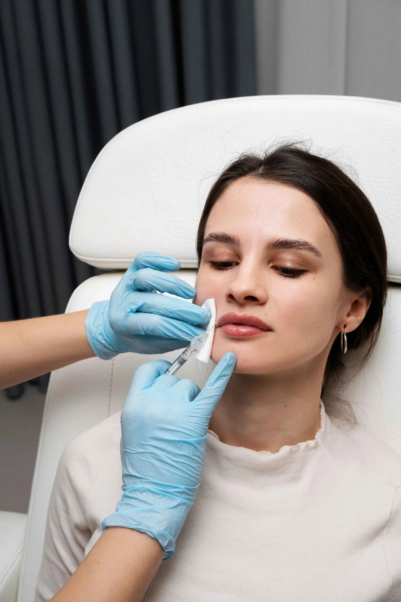 Aplicação de preenchimento labial com ácido hialurônico realizada por cirurgião-dentista habilitado em Curitiba